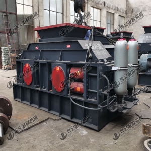 1007中大型液压对辊破碎机发货 破碎铁矿石